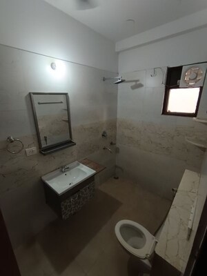 Team Area in 3 BHK Builder Floor at Vipul World Plots, Sector 48 – for Rent