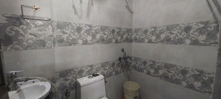 Bathroom, sushant lok i 1 RK 100 Sq.Yd. Builder Floor In Sushant Lok I Gurgaon 10441608