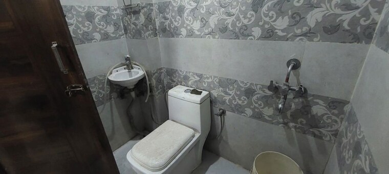 Bathroom, sushant lok i 1 RK 100 Sq.Yd. Builder Floor In Sushant Lok I Gurgaon 10441608