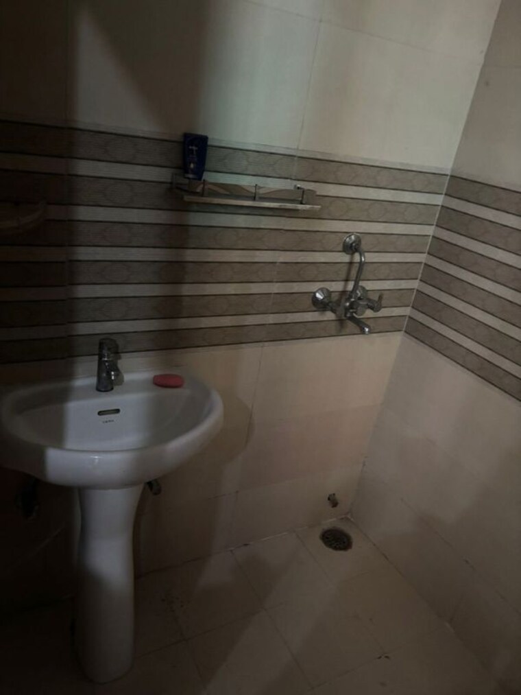 Bathroom, kharar road 3 Bedroom 150 Sq.Yd. Apartment In Kharar Road Mohali 10419851