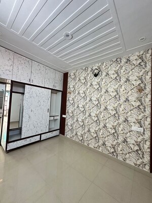 Room in 3 BHK Apartment at Guru Teg Bahadur Nagar – for Sale