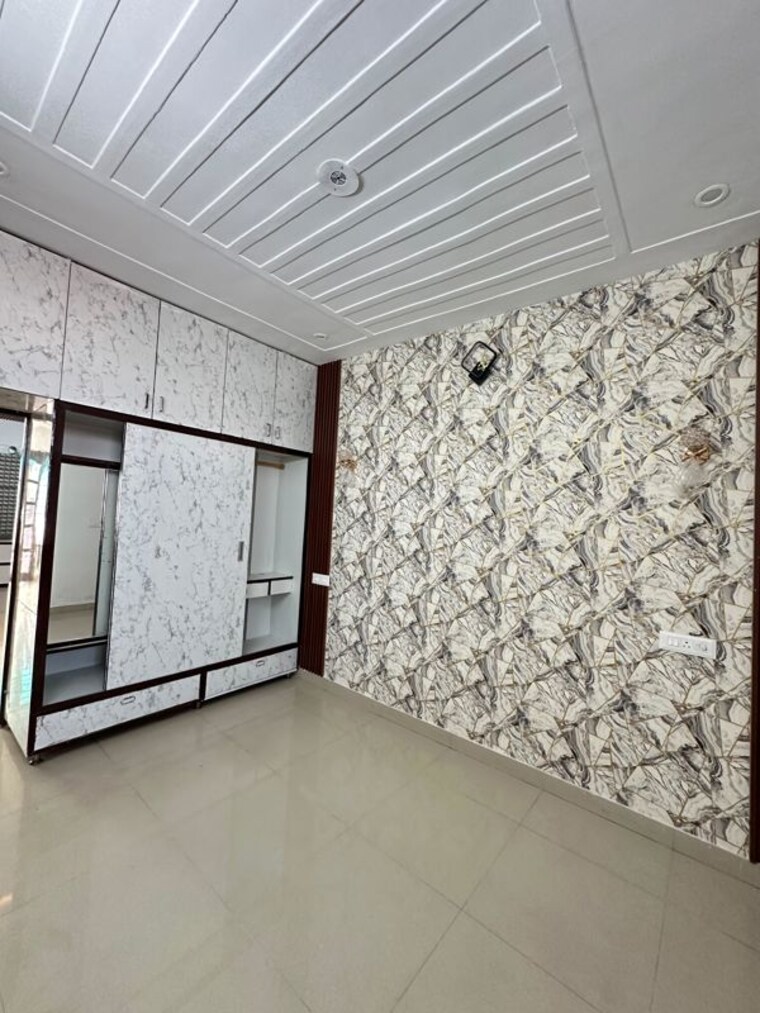 Room, guru teg bahadur nagar 3 Bedroom 125 Sq.Yd. Apartment In Guru Teg Bahadur Nagar Mohali 10419416