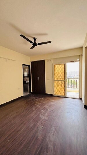 Room in 3 BHK Apartment at Trident Embassy, Sector 1 Greater Noida – for Rent