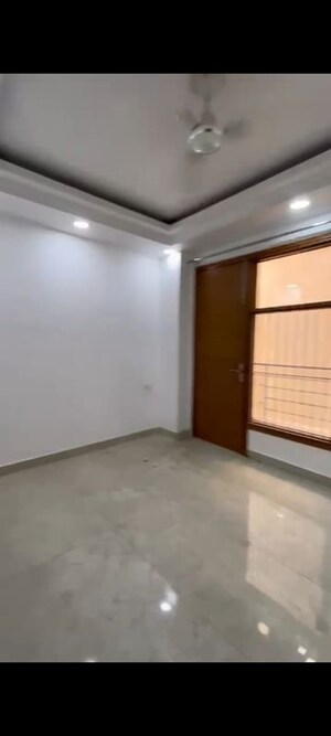Room in 3 BHK Builder Floor at Vasant Kunj Enclave – for Rent