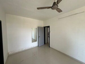 Room in 3 BHK Apartment at Romell Umiya Grandeur, Goregaon East – for Rent