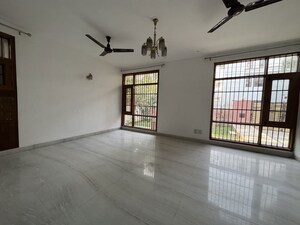 Room in 6+ BHK Independent House at Sector 33 – for Rent