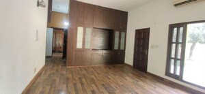 Room in 6 BHK Independent House at Sector 35 – for Rent