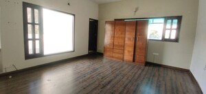 Room in 6 BHK Independent House at Sector 35 – for Rent