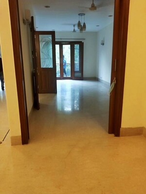 Room in 4 BHK Apartment at Vasant Vihar – for Rent