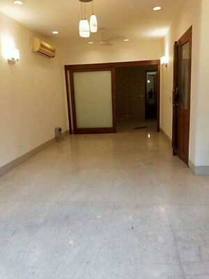 Room in 4 BHK Apartment at Vasant Vihar – for Rent