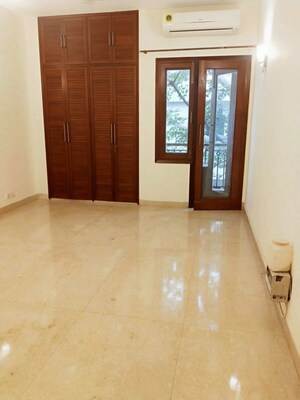 Room in 4 BHK Apartment at Vasant Vihar – for Rent