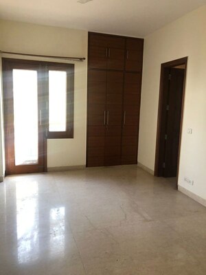 Room in 4 BHK Apartment at Vasant Vihar – for Rent