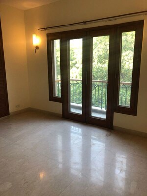 Room in 4 BHK Apartment at Vasant Vihar – for Rent