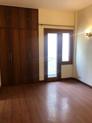 Room in 4 BHK Apartment at Vasant Vihar – for Rent