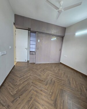 Room in 3 BHK Apartment at Signature Global City 63A, Sector 63a – for Rent