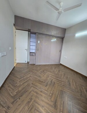 Room in 3 BHK Apartment at Signature Global City 63A, Sector 63a – for Rent