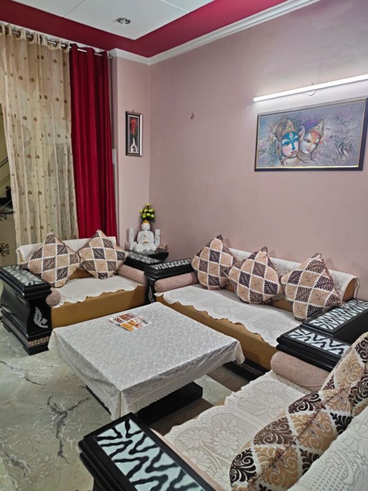 Hall, kharar road 4 Bedroom 150 Sq.Yd. Apartment In Kharar Road Mohali 10442134