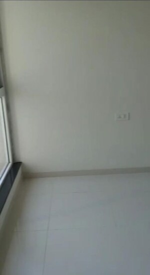 Room in 1.5 BHK Apartment at Godrej Emerald, Ghodbunder Road – for Rent