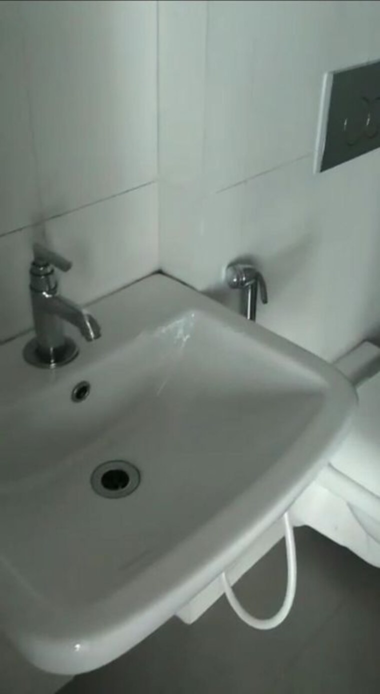 Bathroom, godrej-emerald 1.5 Bedroom 525 Sq.Ft. Apartment In Ghodbunder Road Thane 10442313