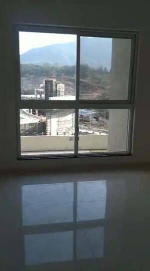 Room in 1.5 BHK Apartment at Godrej Emerald, Ghodbunder Road – for Rent