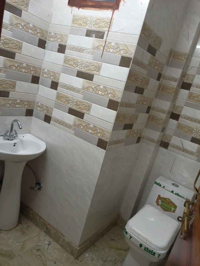 Bathroom, mayur vihar 3.5 Bedroom 1050 Sq.Ft. Builder Floor In Mayur Vihar Delhi 10442363