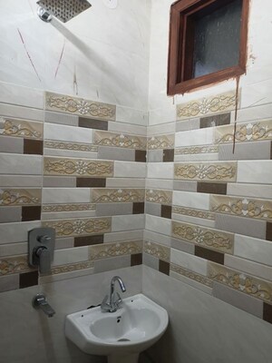 Team Area in 3.5 BHK Builder Floor at Mayur Vihar – for Rent