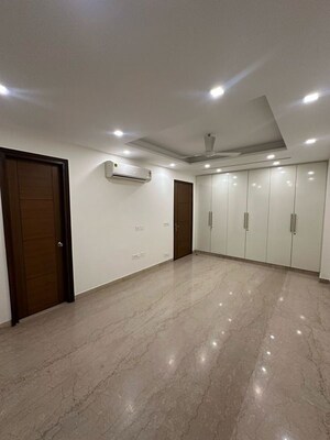 Room in 3 BHK Builder Floor at Sector 25 – for Rent