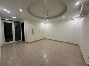 Room in 3 BHK Builder Floor at Sector 25 – for Rent