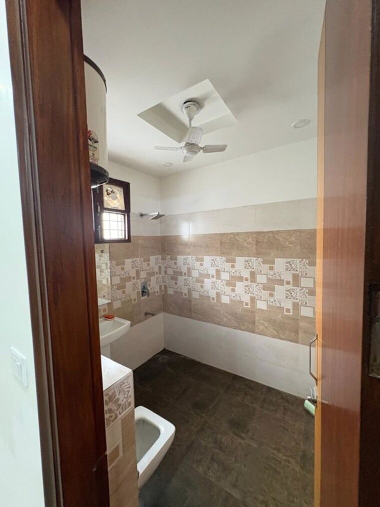 Attached Bathroom, sector 46 3 Bedroom 2250 Sq.Ft. Builder Floor In Sector 46 Gurgaon 10442403