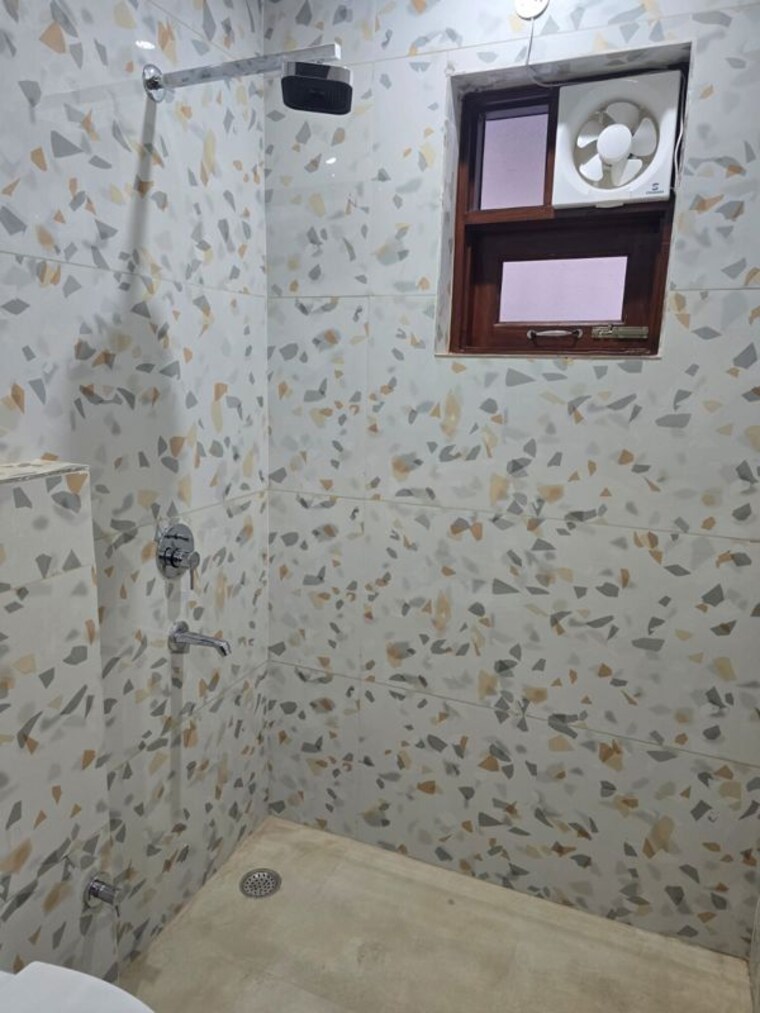Bathroom, green fields colony 3 Bedroom 1850 Sq.Ft. Builder Floor In Green Fields Colony Faridabad 10442434