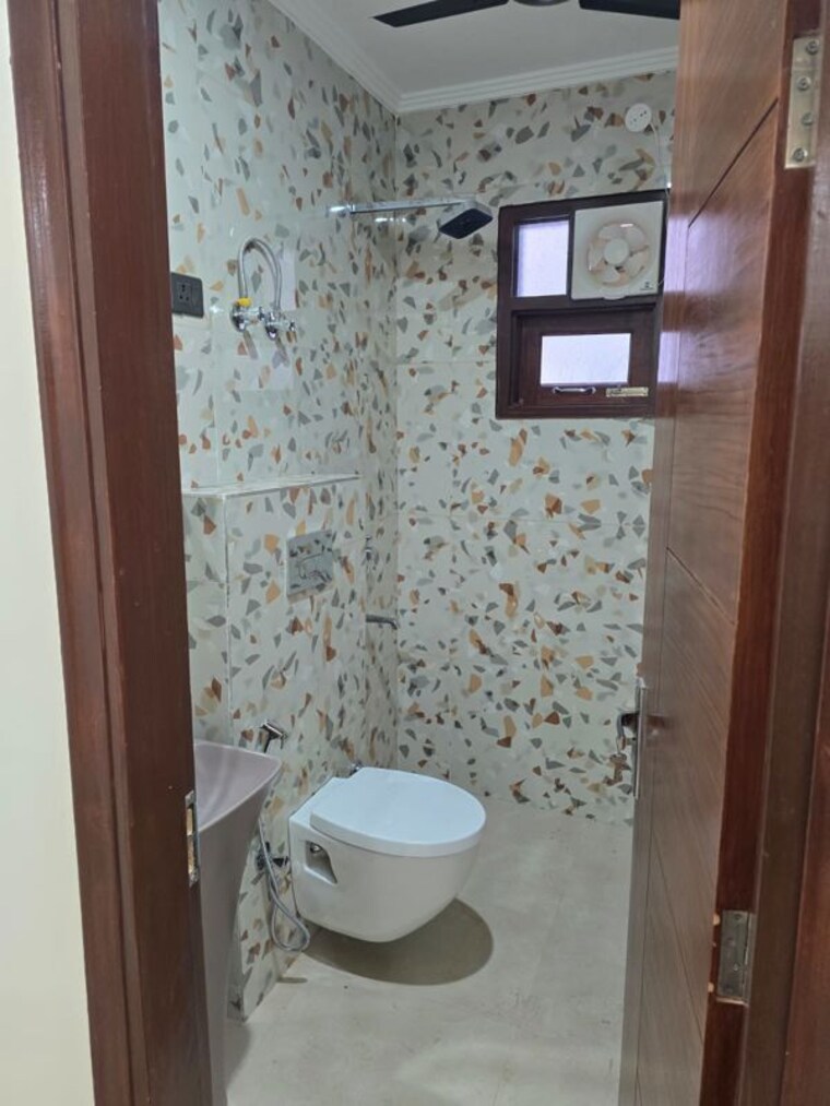 Bathroom, green fields colony 3 Bedroom 1850 Sq.Ft. Builder Floor In Green Fields Colony Faridabad 10442434