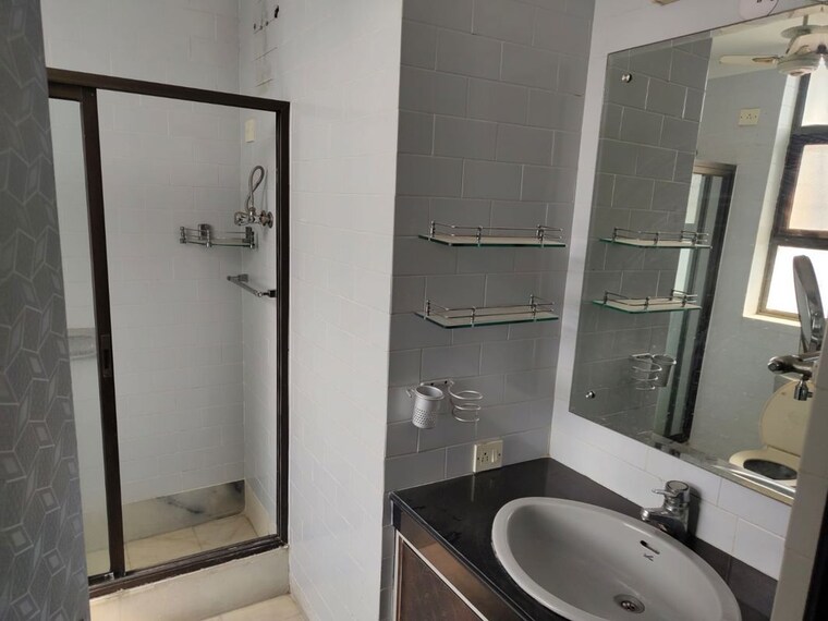 Bathroom, malibu town 3 Bedroom 2350 Sq.Ft. Builder Floor In Malibu Town Gurgaon 10442507
