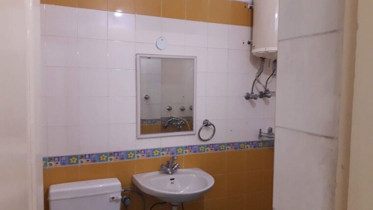 Bathroom, hewo-apartment 3.5 Bedroom 1800 Sq.Ft. Builder Floor In Sector 15 Gurgaon 10442587