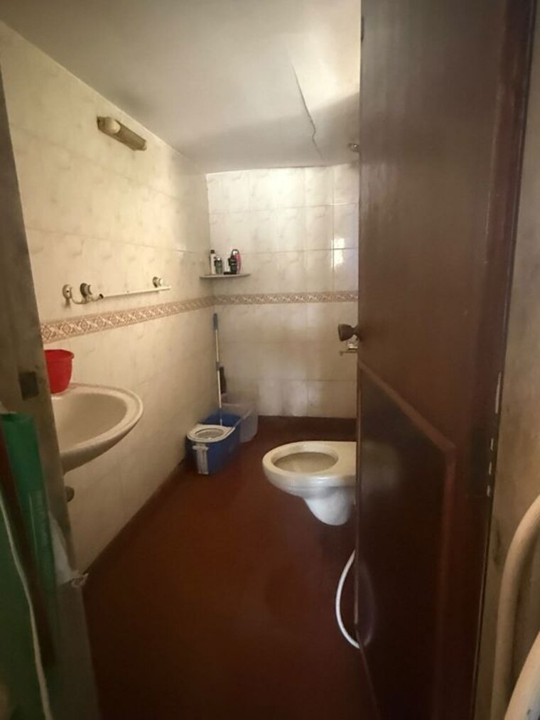 Bathroom, bandra west 2 Bedroom 700 Sq.Ft. Apartment In Bandra West Mumbai 10442599