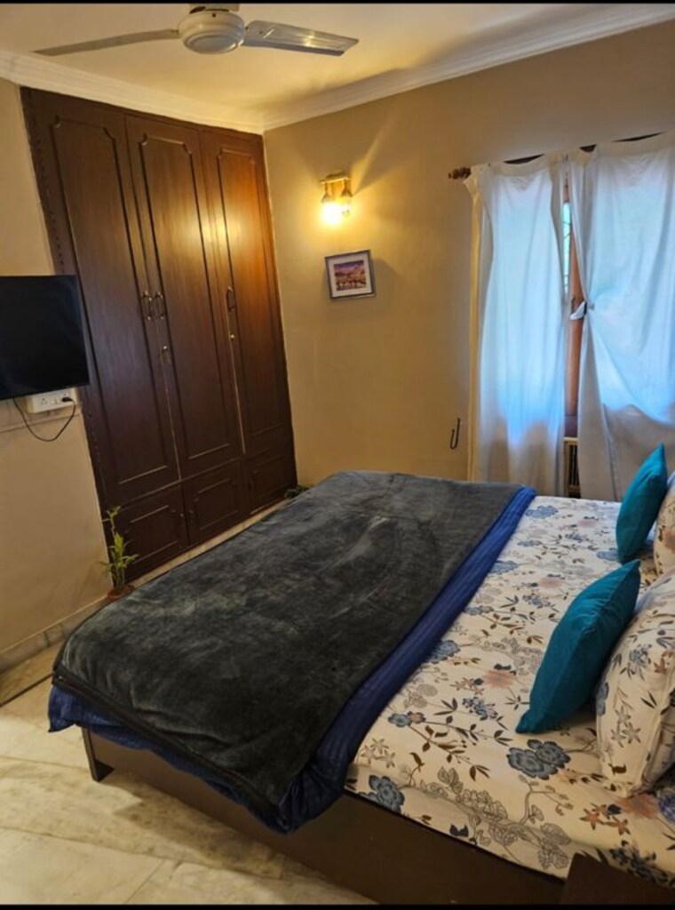 Bedroom, east of kailash 3 Bedroom 1800 Sq.Ft. Builder Floor In East Of Kailash Delhi 10442642