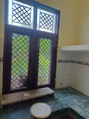 Room in 3 BHK Independent House at Gamma Ii Greater Noida – for Rent