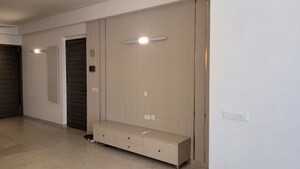 Room in 3.5 BHK Apartment at Smart World Orchard, Sector 61 – for Rent