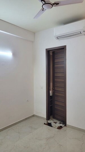 Room in 3.5 BHK Apartment at Smart World Orchard, Sector 61 – for Rent
