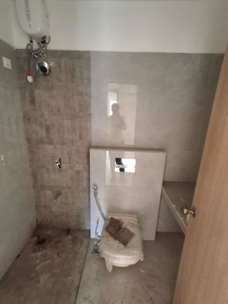 Bathroom, concrete-sai-swayam 2 Bedroom 1002 Sq.Ft. Apartment In Chembur Mumbai 10442750