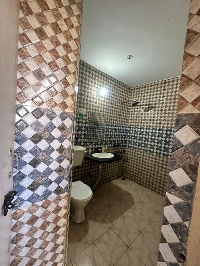 Bathroom, rwa-apartments-sector-12 2.5 Bedroom 750 Sq.Ft. Builder Floor In Sector 12 Noida 10442812