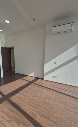 Room in 3 BHK Apartment at Piramal Mahalaxmi, Mahalaxmi – for Rent