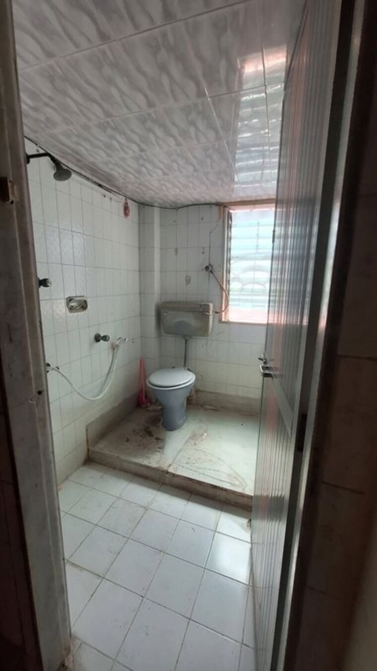 Bathroom, amita-chs-andheri-west 2 Bedroom 750 Sq.Ft. Apartment In Andheri West Mumbai 10443048