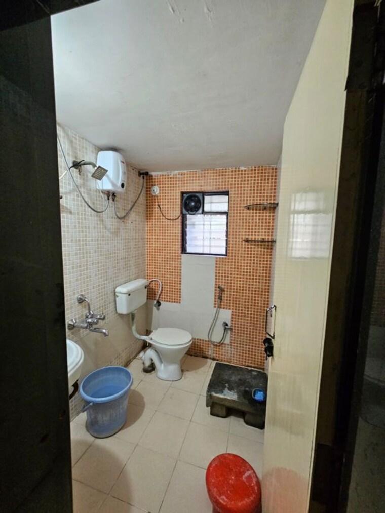 Bathroom, madhuban-society 3 Bedroom 1400 Sq.Ft. Apartment In Vishrantwadi Pune 10443320