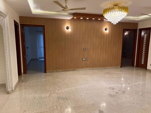Room in 4 BHK Builder Floor at Unitech South City II, Sector 50 – for Rent