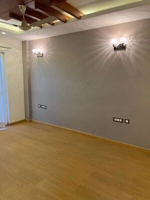 Room in 4 BHK Builder Floor at Unitech South City II, Sector 50 – for Rent