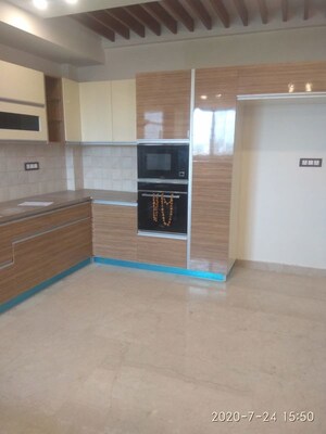 Room in 4 BHK Builder Floor at Unitech South City II, Sector 50 – for Rent
