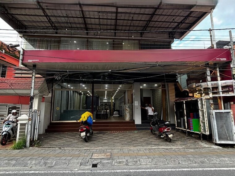  Parking, ernakulam Commercial Shop 1000 Sq.Ft. In Ernakulam Kochi 10443340