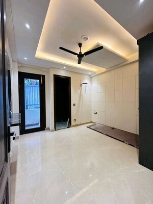 Room in 3 BHK Apartment at Chattarpur – for Rent