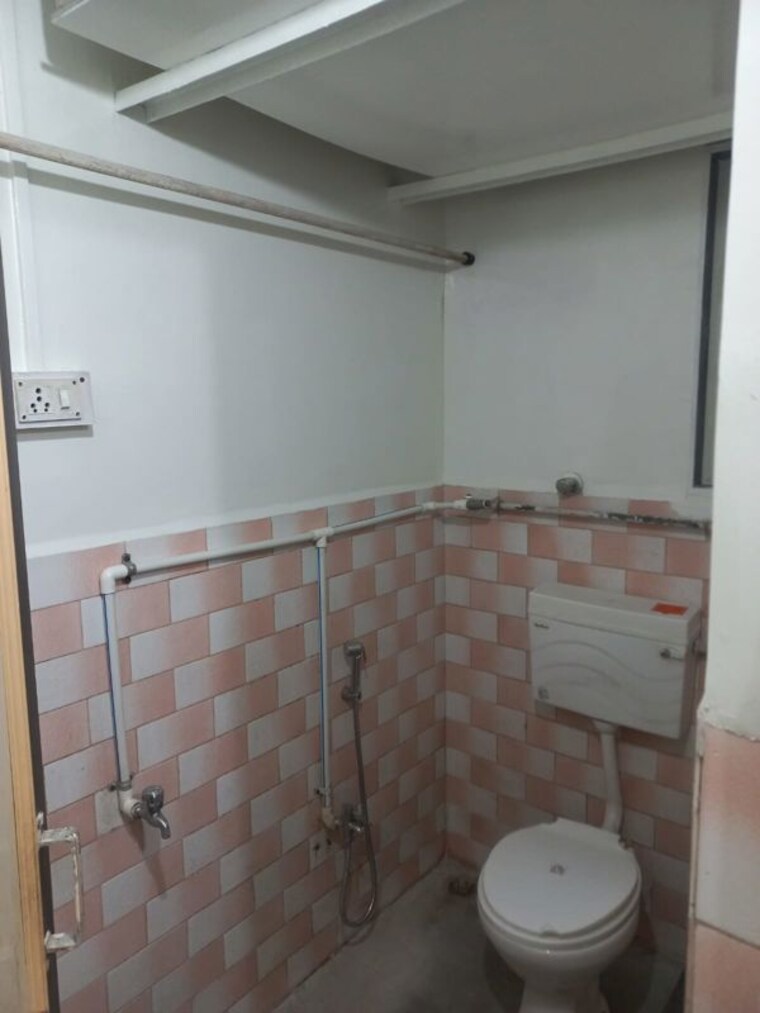 Bathroom, raut-baug-housing-complex 1 Bedroom 500 Sq.Ft. Apartment In Dhankawadi Pune 10443414