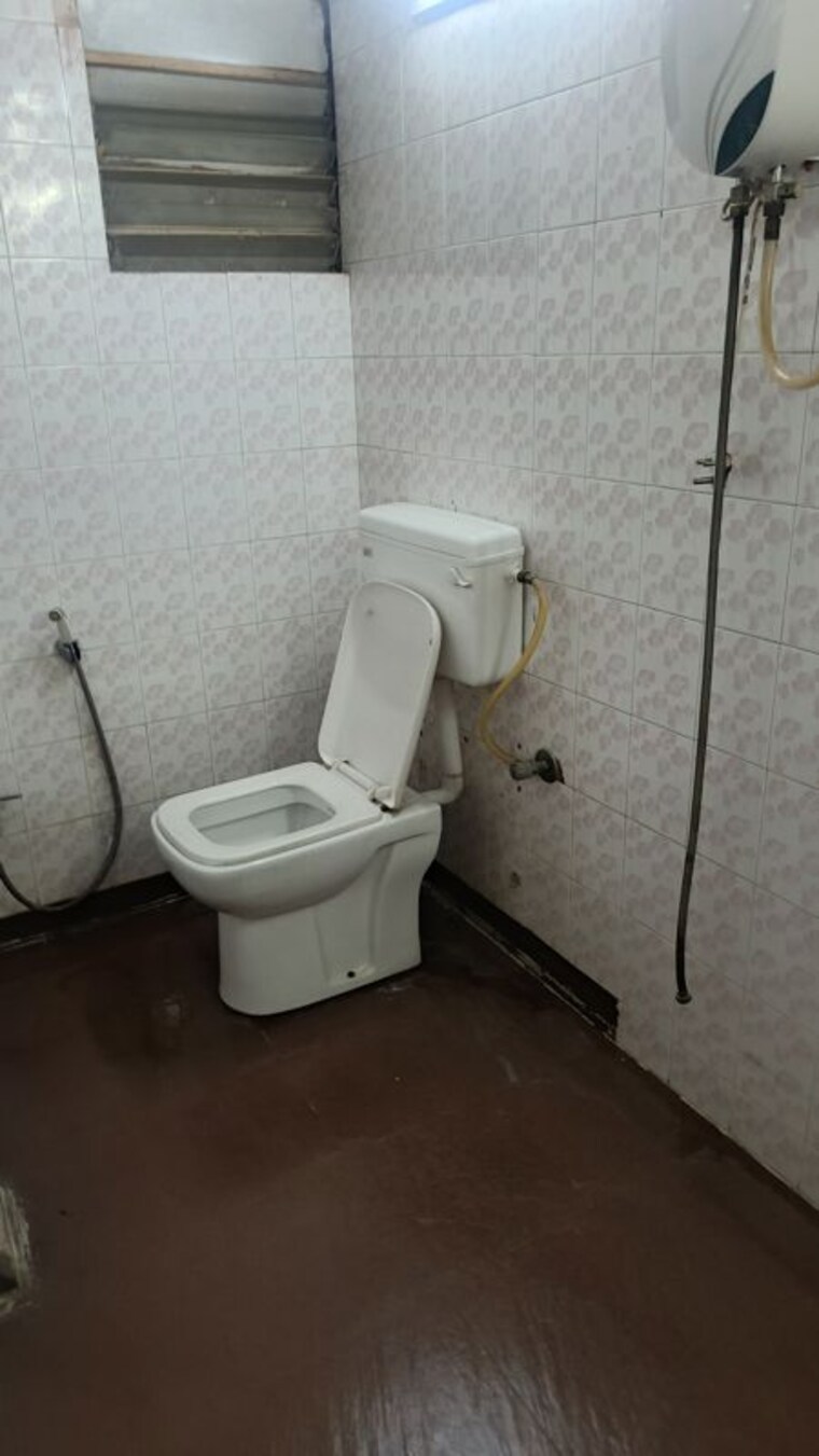 Bathroom, raut-baug-housing-complex 1 Bedroom 500 Sq.Ft. Apartment In Dhankawadi Pune 10443414